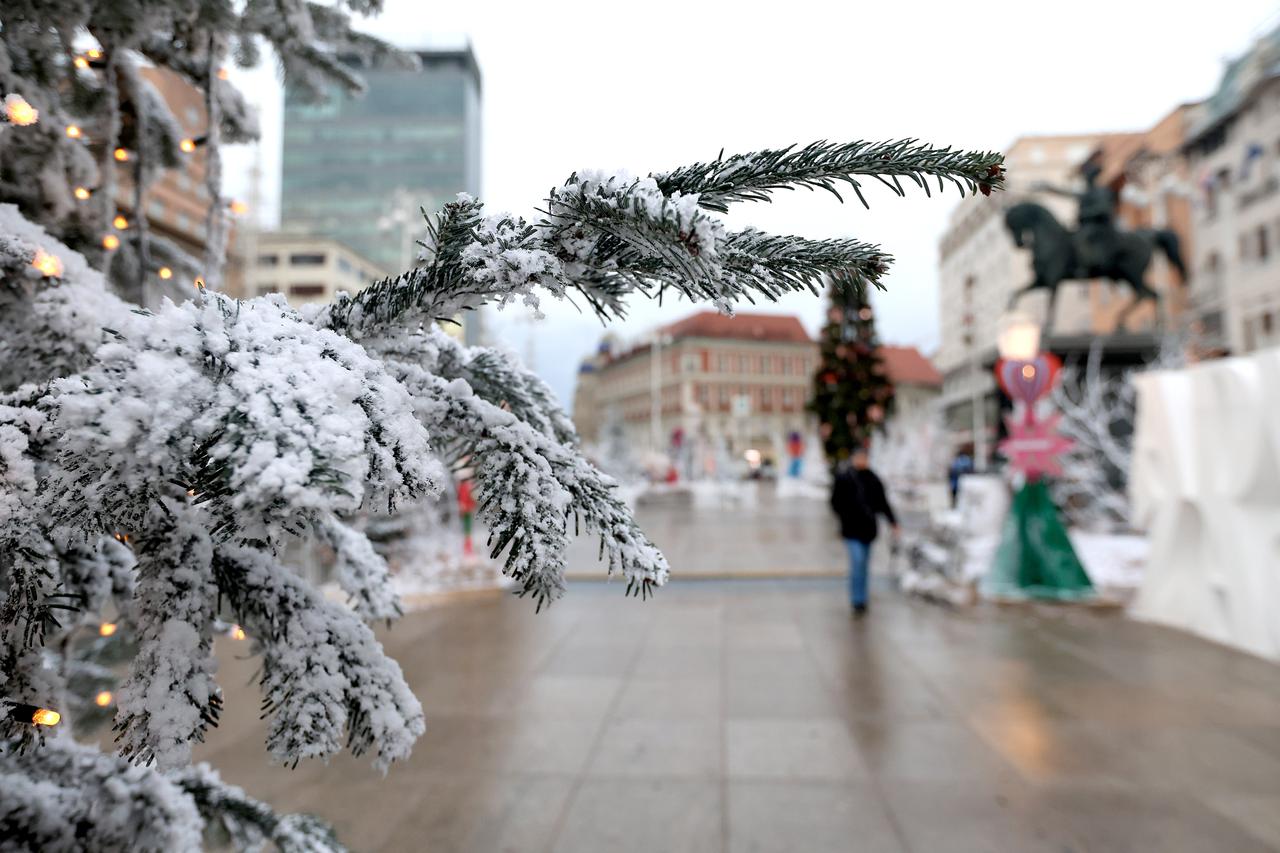 Zagreb: Zima počela, snijeg samo na božićnim dekoracijama