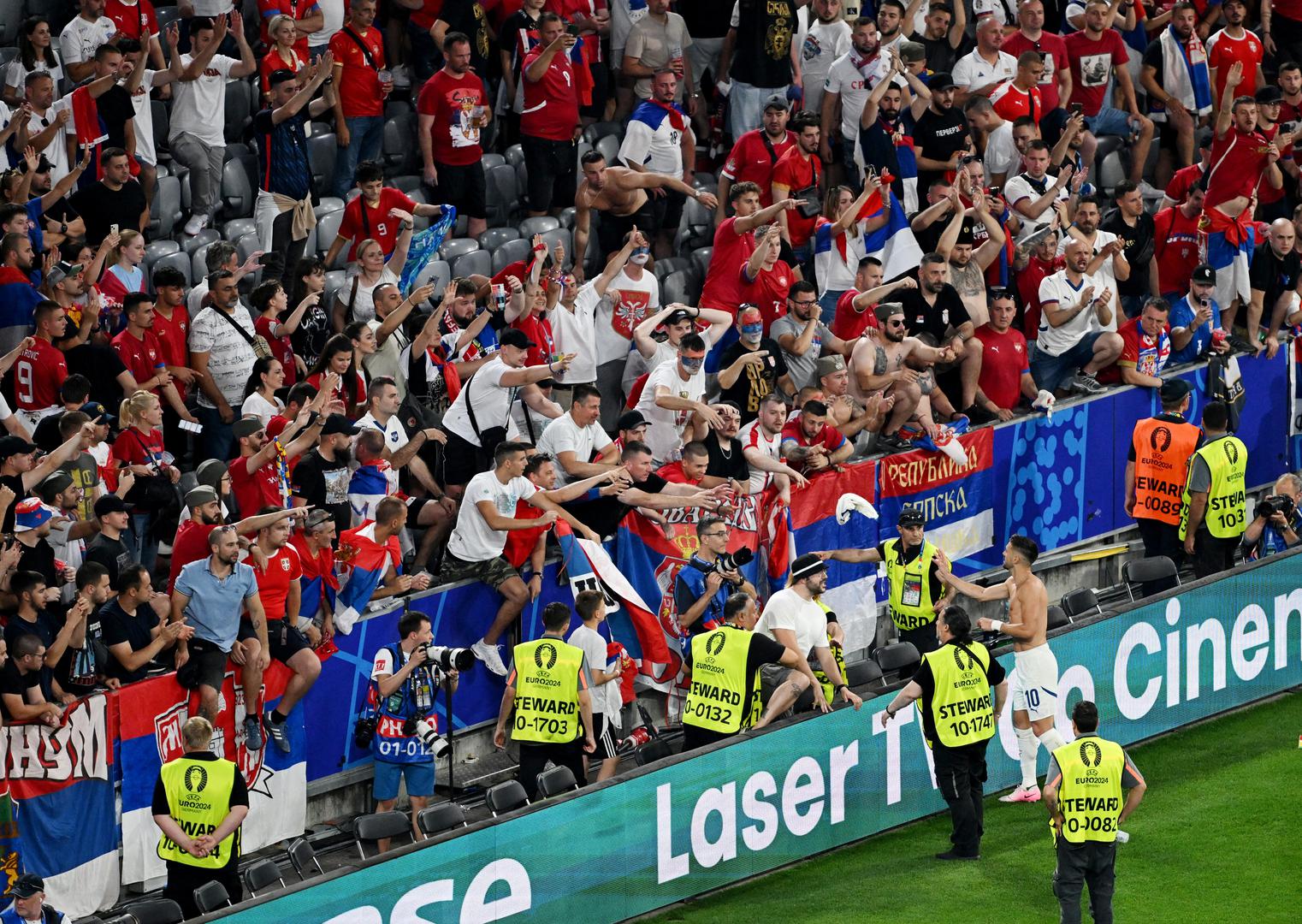 Osma na ovoj ljestvici je Srbija. Njih je u tri utakmice u skupini podržalo 73.000 navijača.

