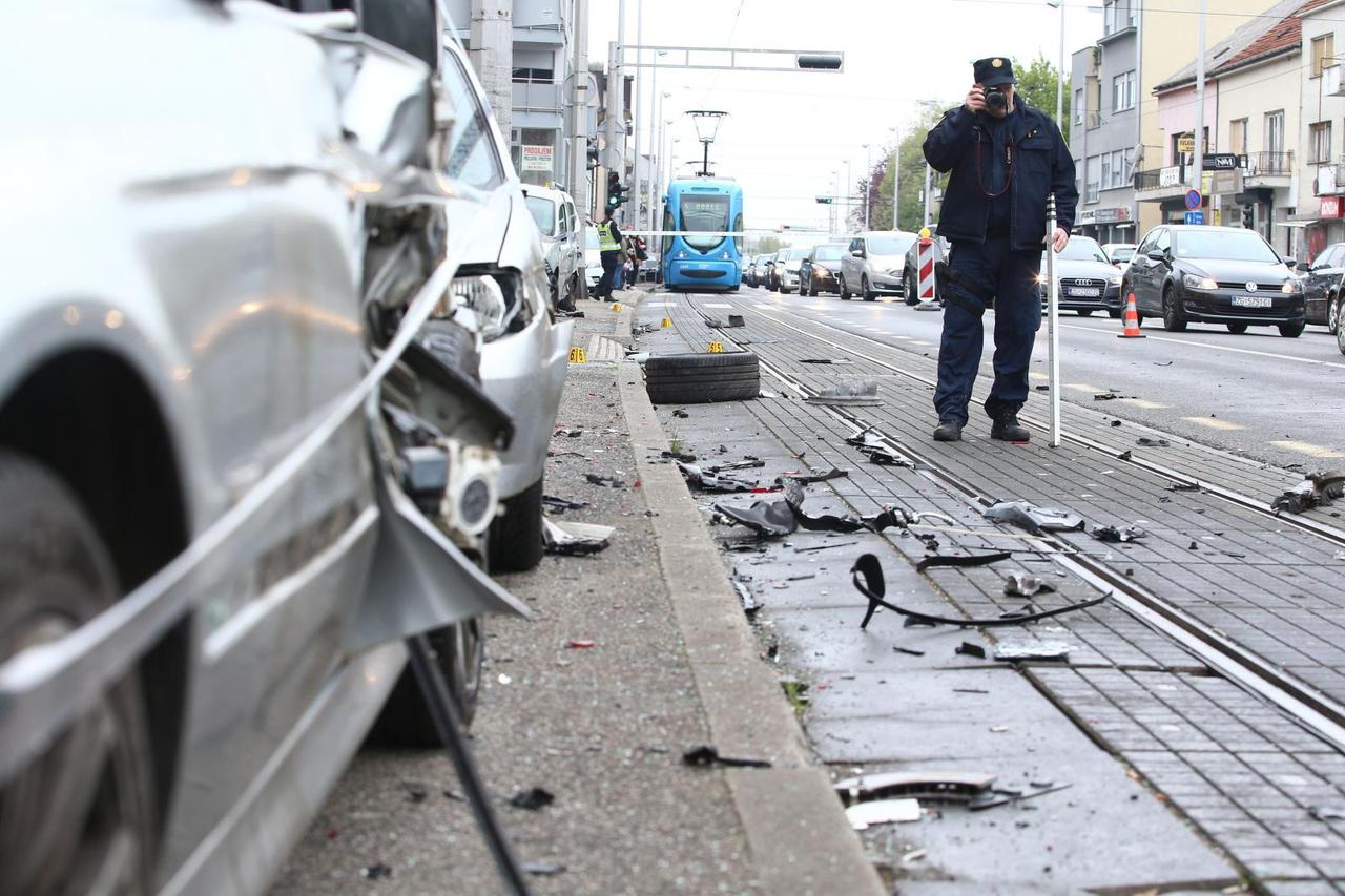 Zagreb: Automobilom u Dubravi udario u parkirane automobile i završio na krovu