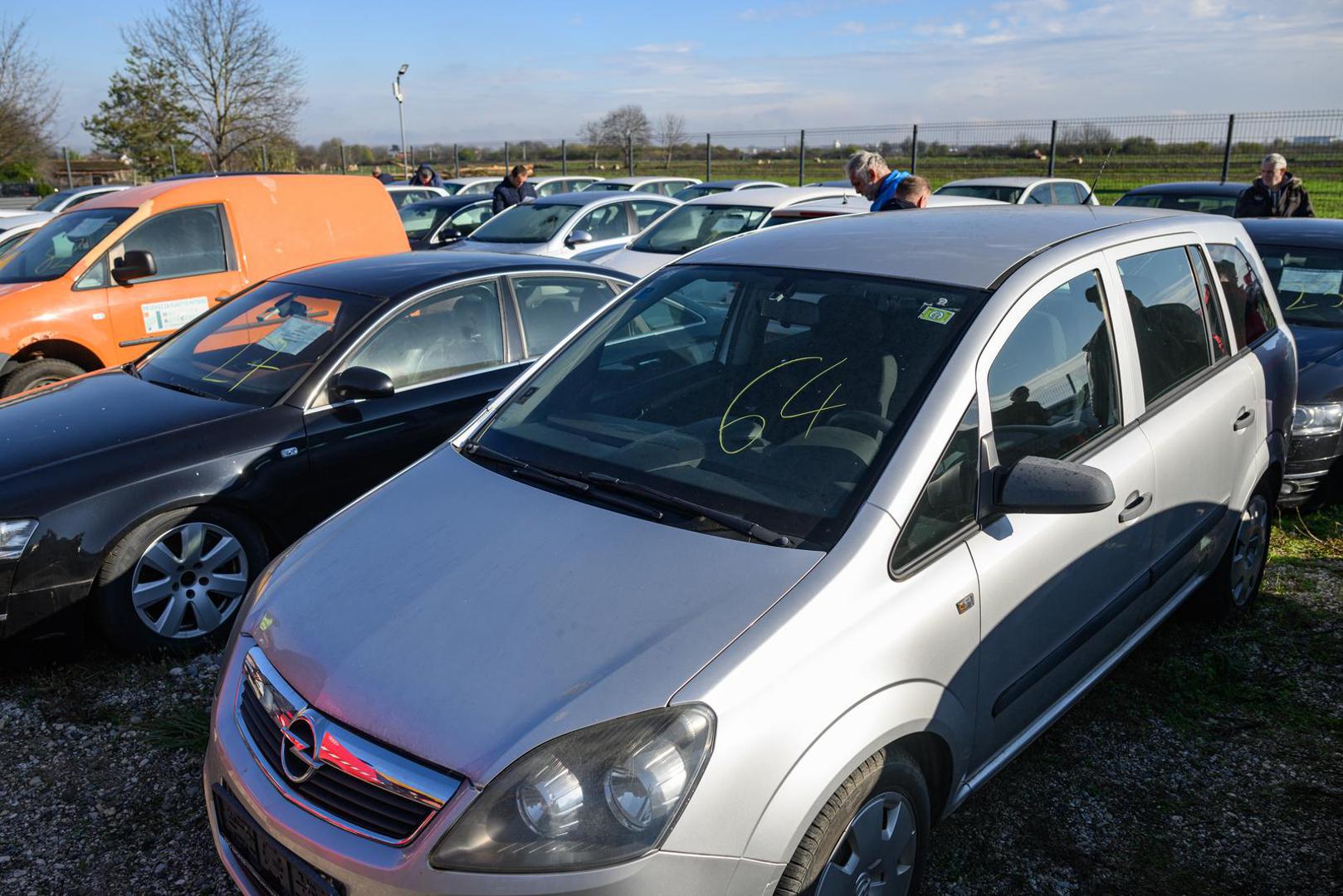 24.11.2022., Zagreb, Velika Mlaka - Autoservis Cepelin uskoro odrzava veliku javnu drazbu drzavnih vozila, a u ponudi su teretna vozila Hrvatskih cesta, osobna vozila ministarstava. Od Seata, Audija preko Passata i nekoliko modela Fiata cijene im se krecu od 1000 do 24.600 kuna.  Photo: Davor Puklavec/PIXSELL