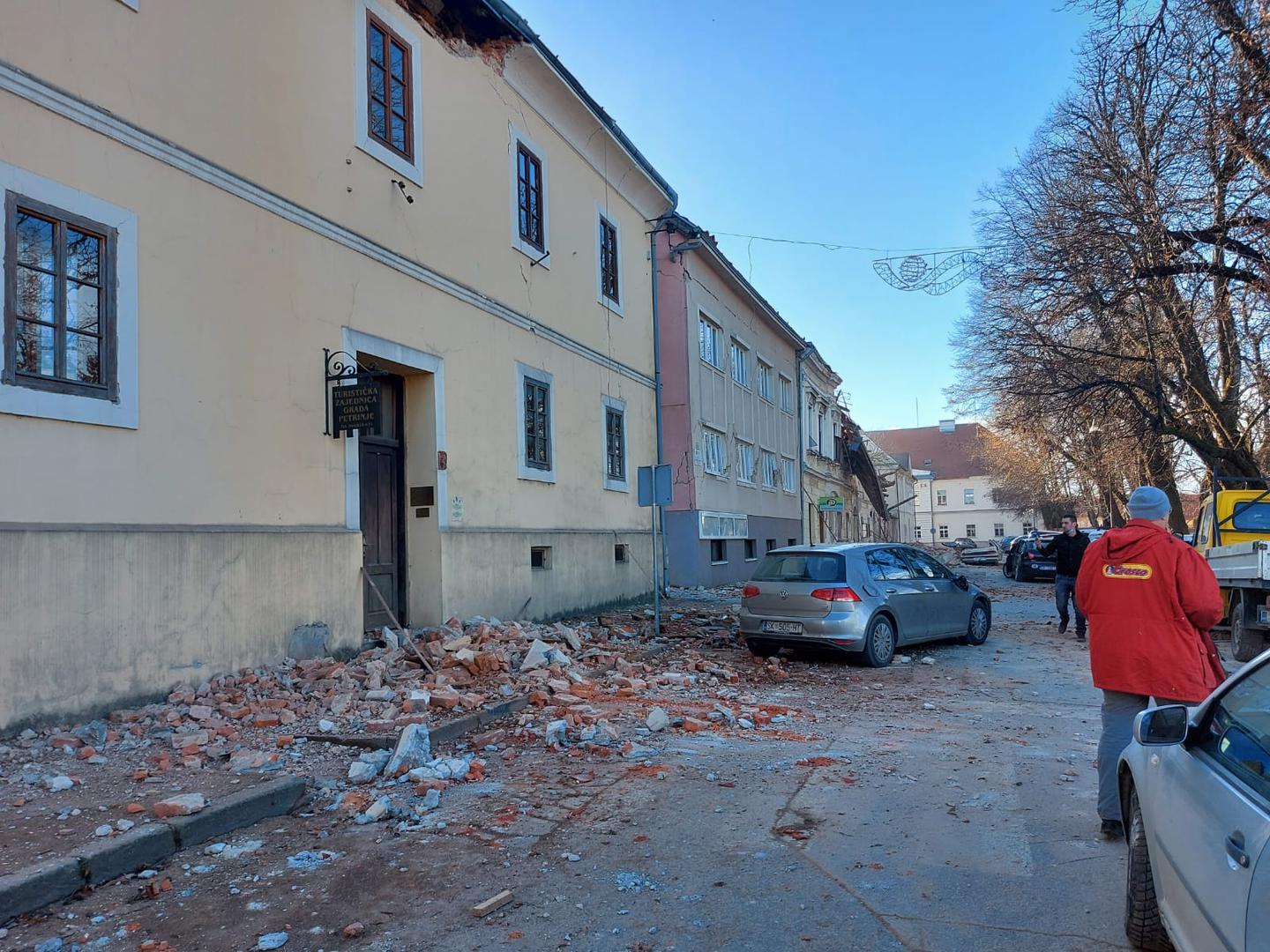 Prema informacijama koje je objavio EMSC, novi potres jačine 6.3 pogodio je Hrvatsku. Hrvatska seizmološka služba javlja da je riječ o jačini 6.2 po Richteru. 