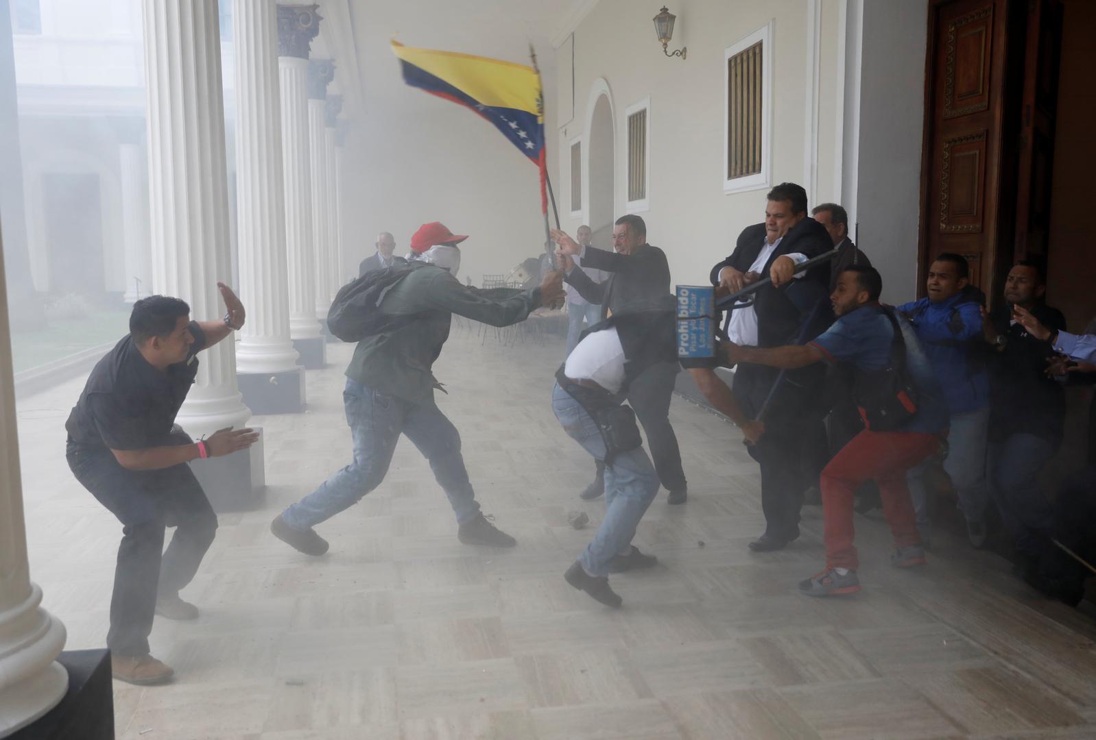 Deseci vladinih pristaša upali su u zgradu venezuelske nacionalne skupštine pod kontrolom oporbe te ozlijedili nekoliko zastupnika i novinara, javlja u srijedu BBC. (Hina)