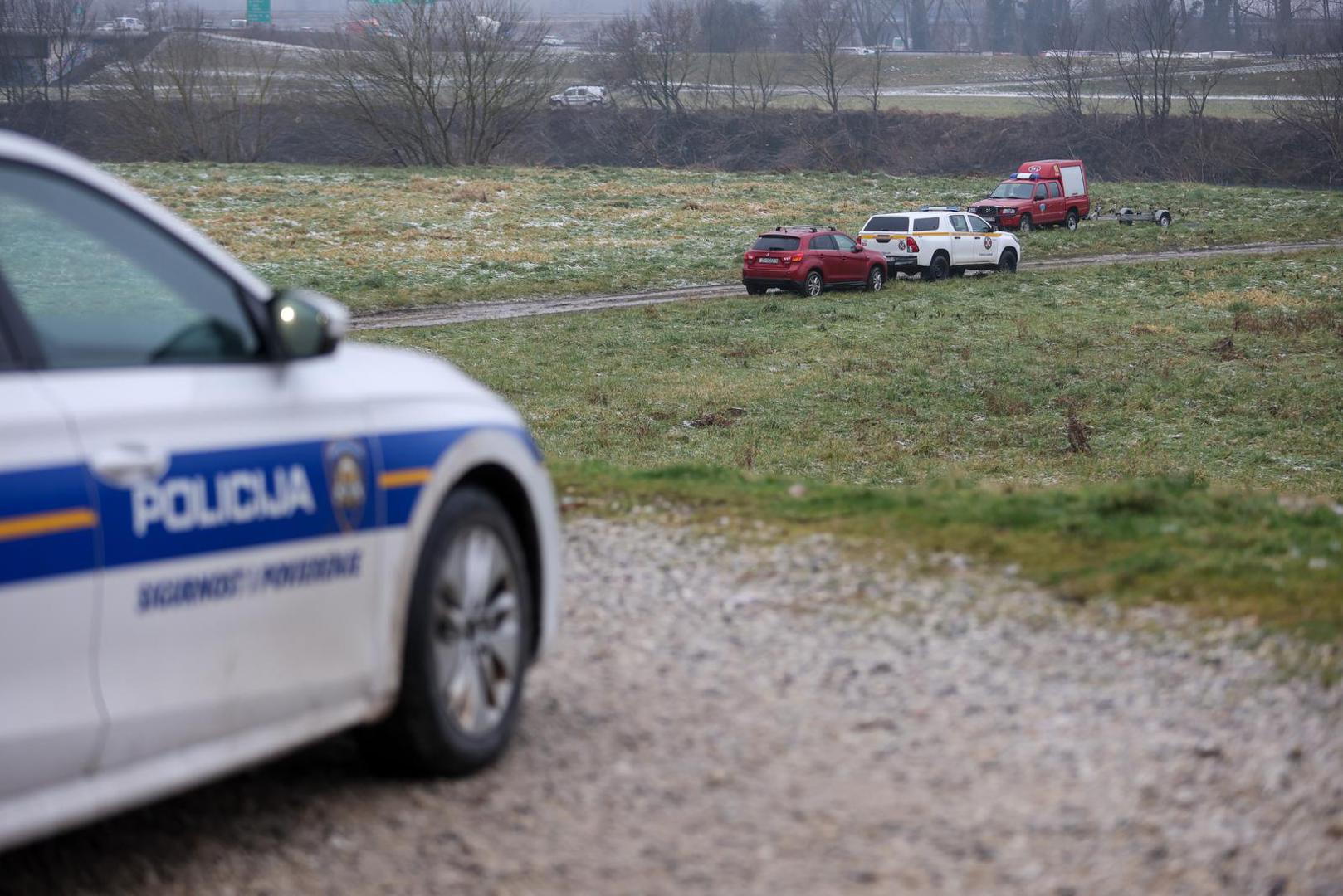 16.01.2025., Zagreb - Vatrogasci uz rijeku Savu gdje se pripremaju za nastavak potraga ze nestalim dijetetom u rijeci. Photo: Igor Kralj/PIXSELL