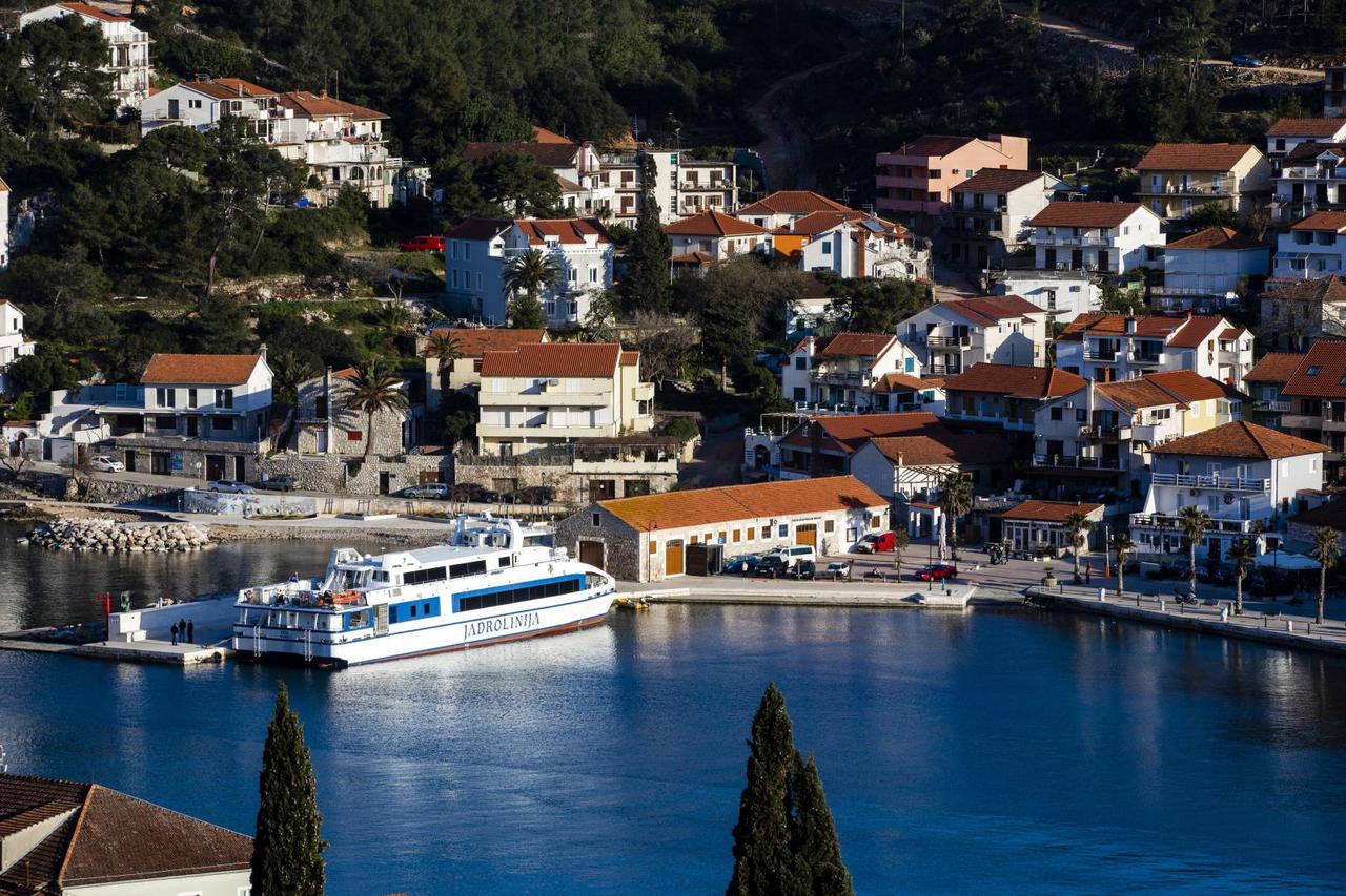 Panoramski pogled na Jelsu, gradic i luku na otoku Hvaru