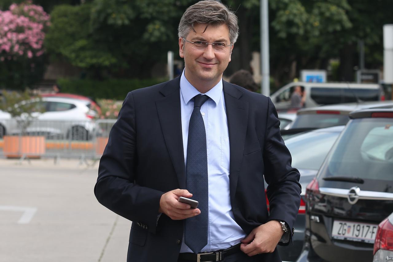 30.06.2016., Sibenik - Kandidat za predsjednika HDZ-a Andrej Plenkovic posjetio je Sibenik i porazgovarao je uz kavicu sa sudionicima 2. hrvatskog iseljenickog kongresa kao i sa gradonacelnikom i nekim od clanova HDZ-a.  Photo: Dusko Jaramaz/PIXSELL