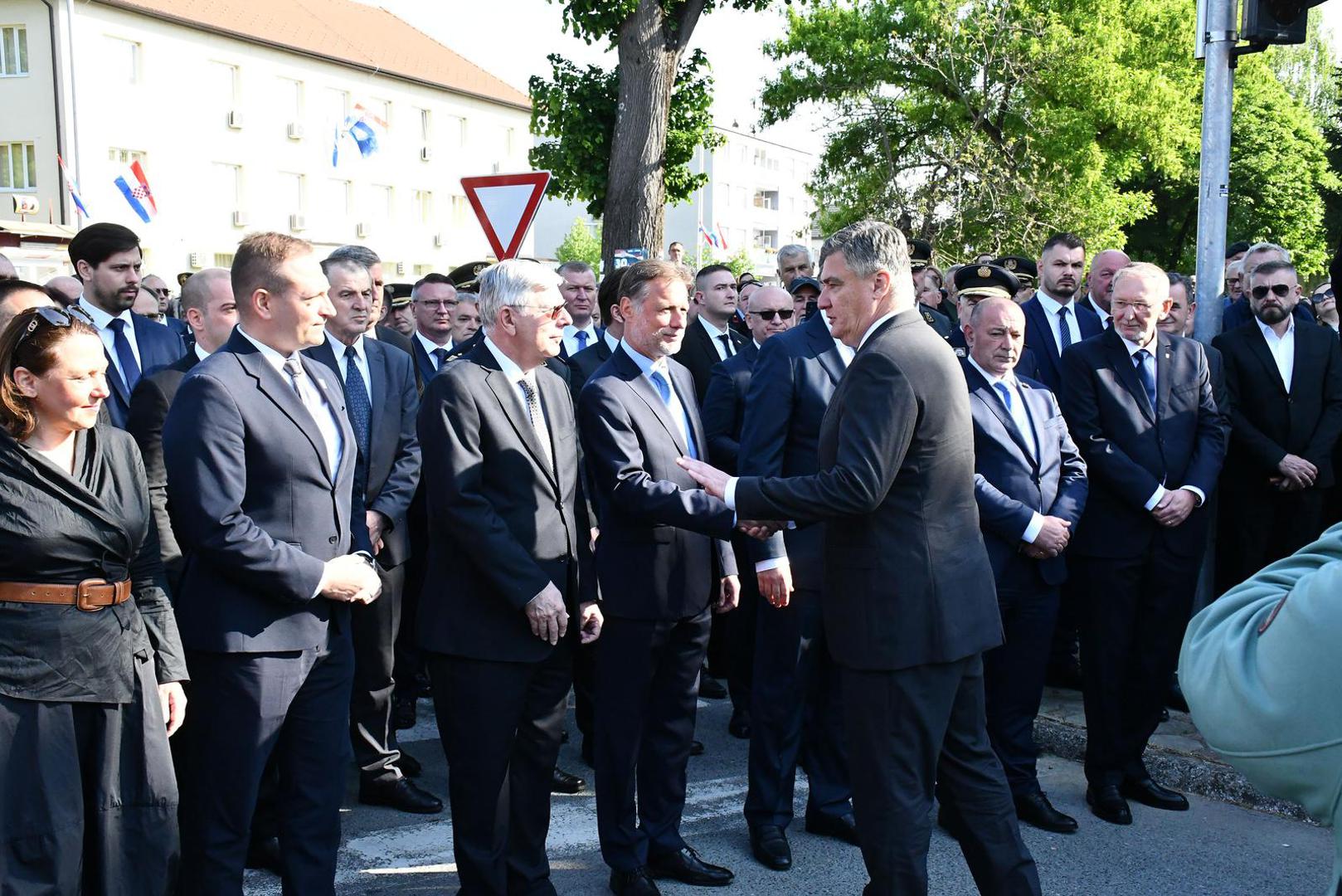 Plenković i Milanović rukovali su se, a građani su tome zapljeskali.
