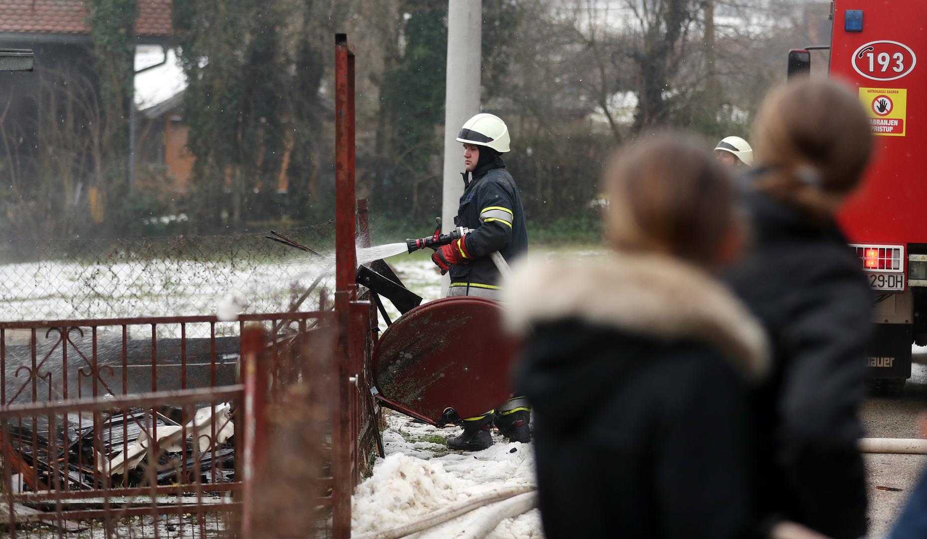 Vatrogasci su pokušali ugasiti vatru koja je izbila na obiteljskoj kući.
