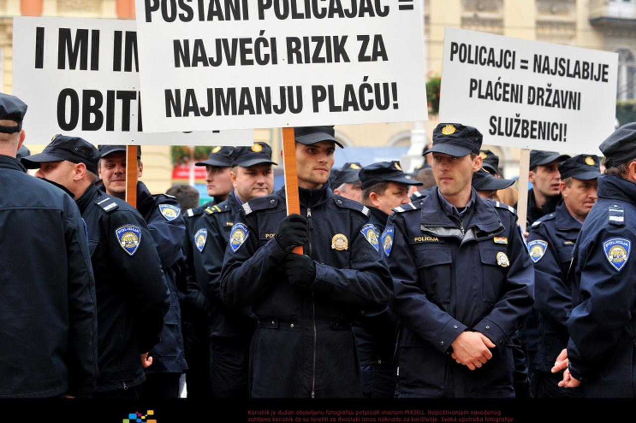 '27.10.2011., Zagreb - Na Trgu bana Jelacica sindikat policije Hrvatske odrzao je prosvjed policijskih sluzbenika, clanova SPH, protiv prijedloga Uredbe o placama policijskih sluzbenika.  Photo: Marko