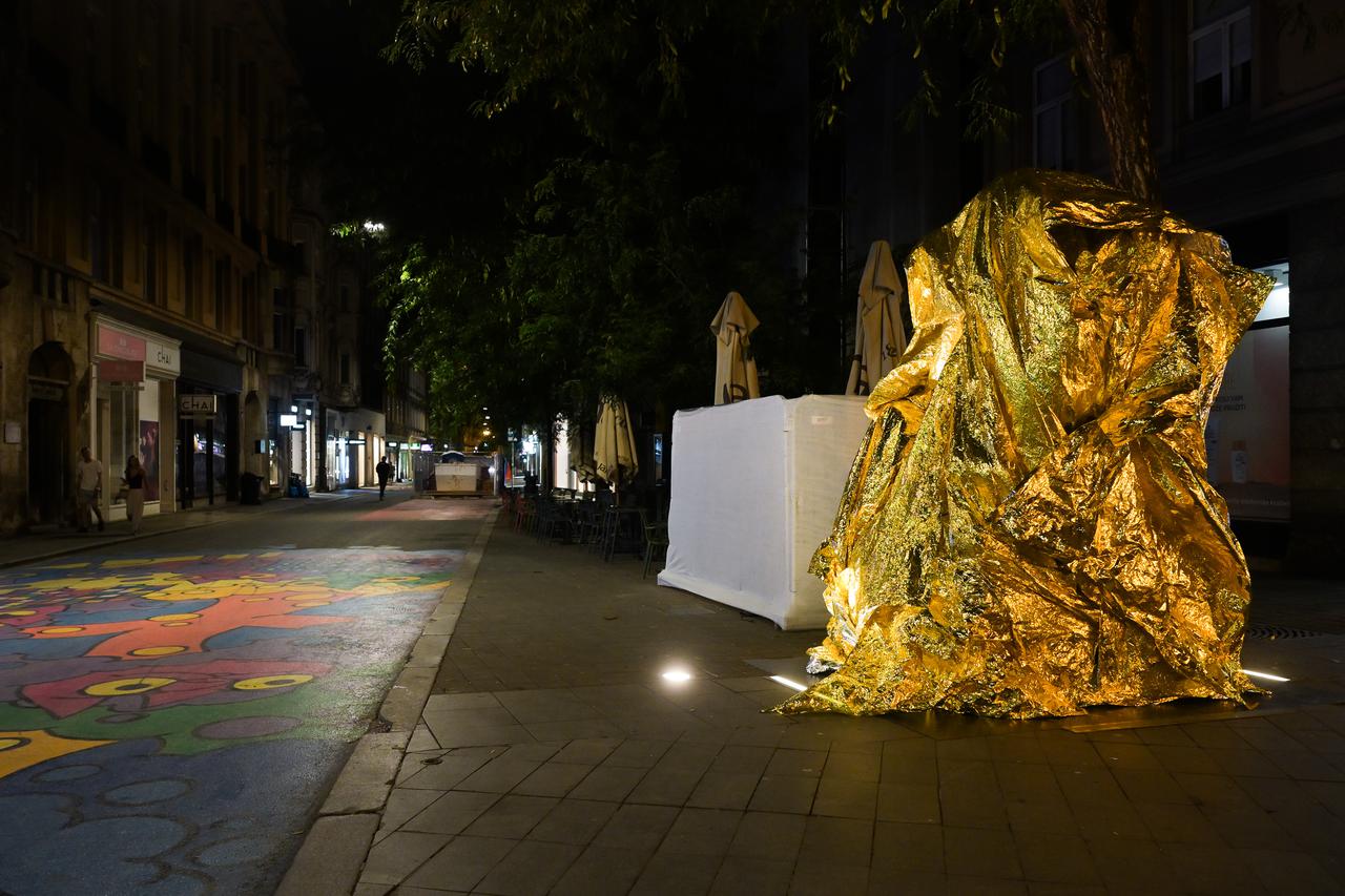 Zagreb: Spomenik Nikoli Tesli osvanuo potpuno prekriven zlatnom folijom