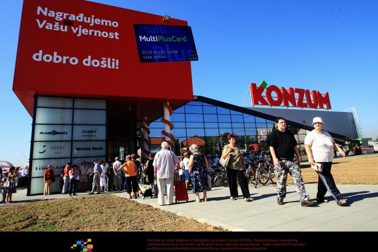 '18.08.2011.,  Sesvete -  U Sesvetama je otvorena 48. po redu Super Konzum prodavaonica. Super Konzum otvorili su Ante Todoric, Agrokorov izvrsni potpredsjednik Poslovne grupe Maloprodaje i Jure Rados