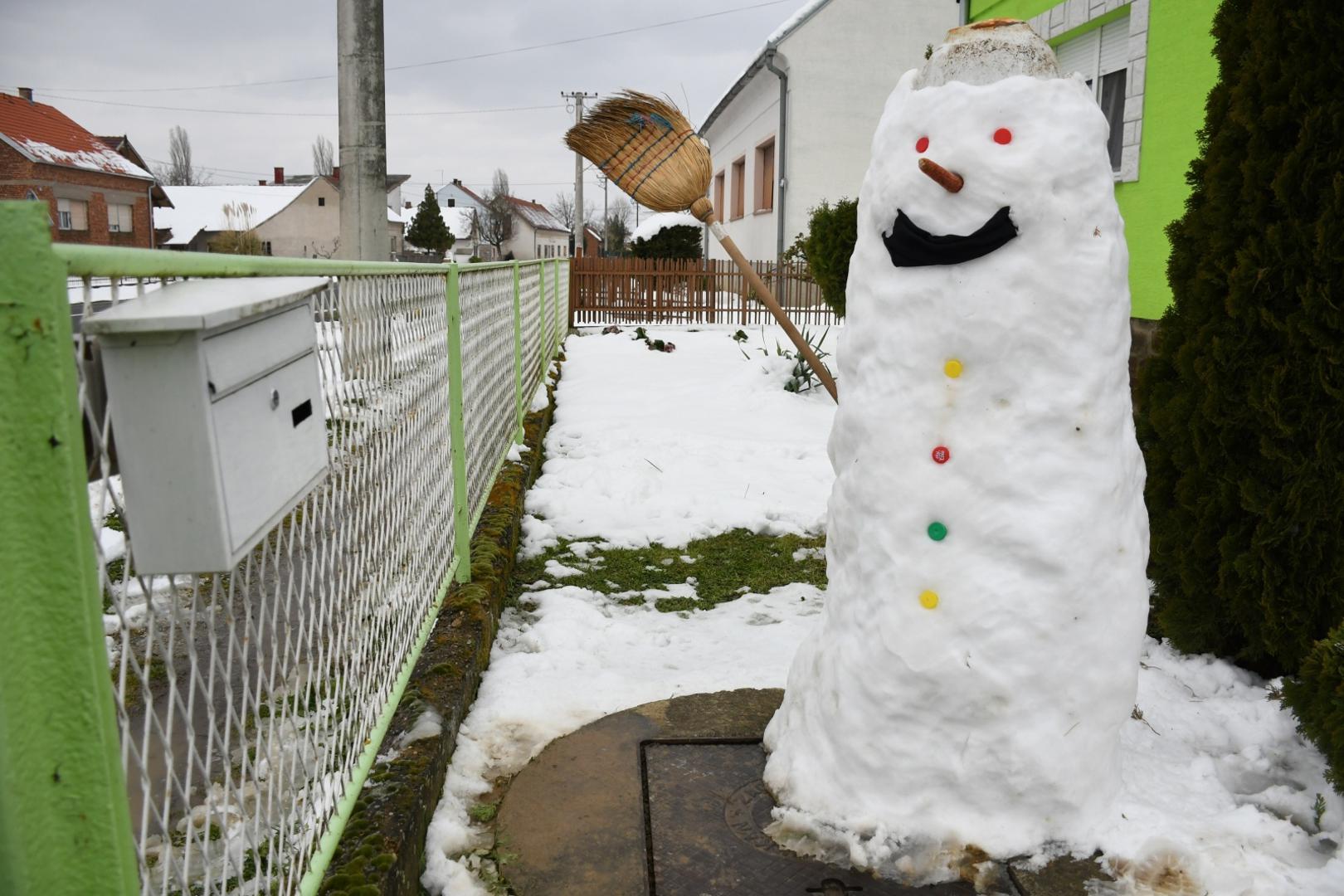 26.03.2020., Koncanica - Koncanica (nadomak Daruvara) je nakratko pretvorena u mjesto snjegovica. Naime, osnovnoskloci iz Koncanice jucer su za domacu zadacu iz tjelesne i zdravstvene kulture dobili zadatak da naprave snjegovica. Photo: Damir Spehar/PIXSELL