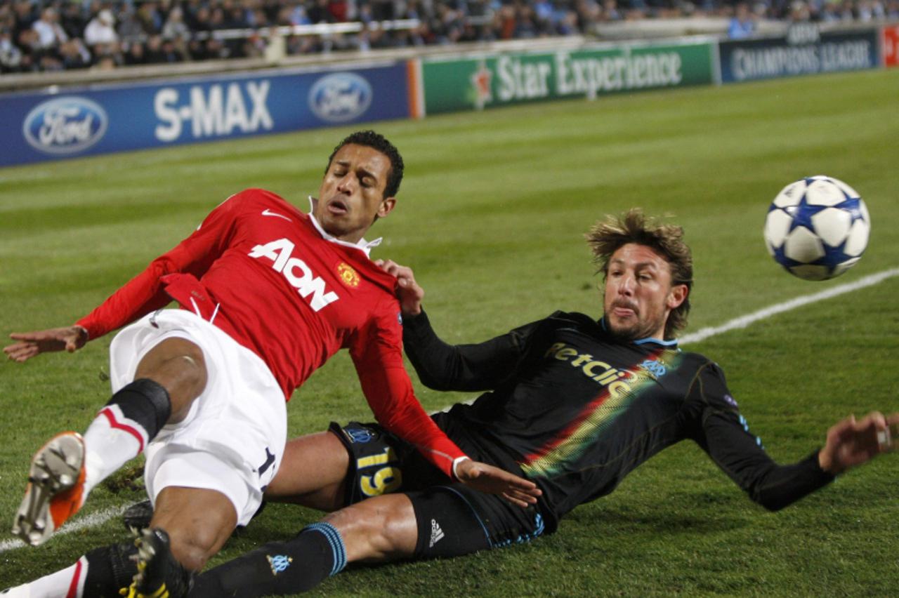 'Olympique Marseille\'s Gabriel Heinze (R) challenges Manchester United\'s Nani during their Champions League soccer match at the Velodrome Stadium in Marseille, February 23, 2011. REUTERS/Philippe La