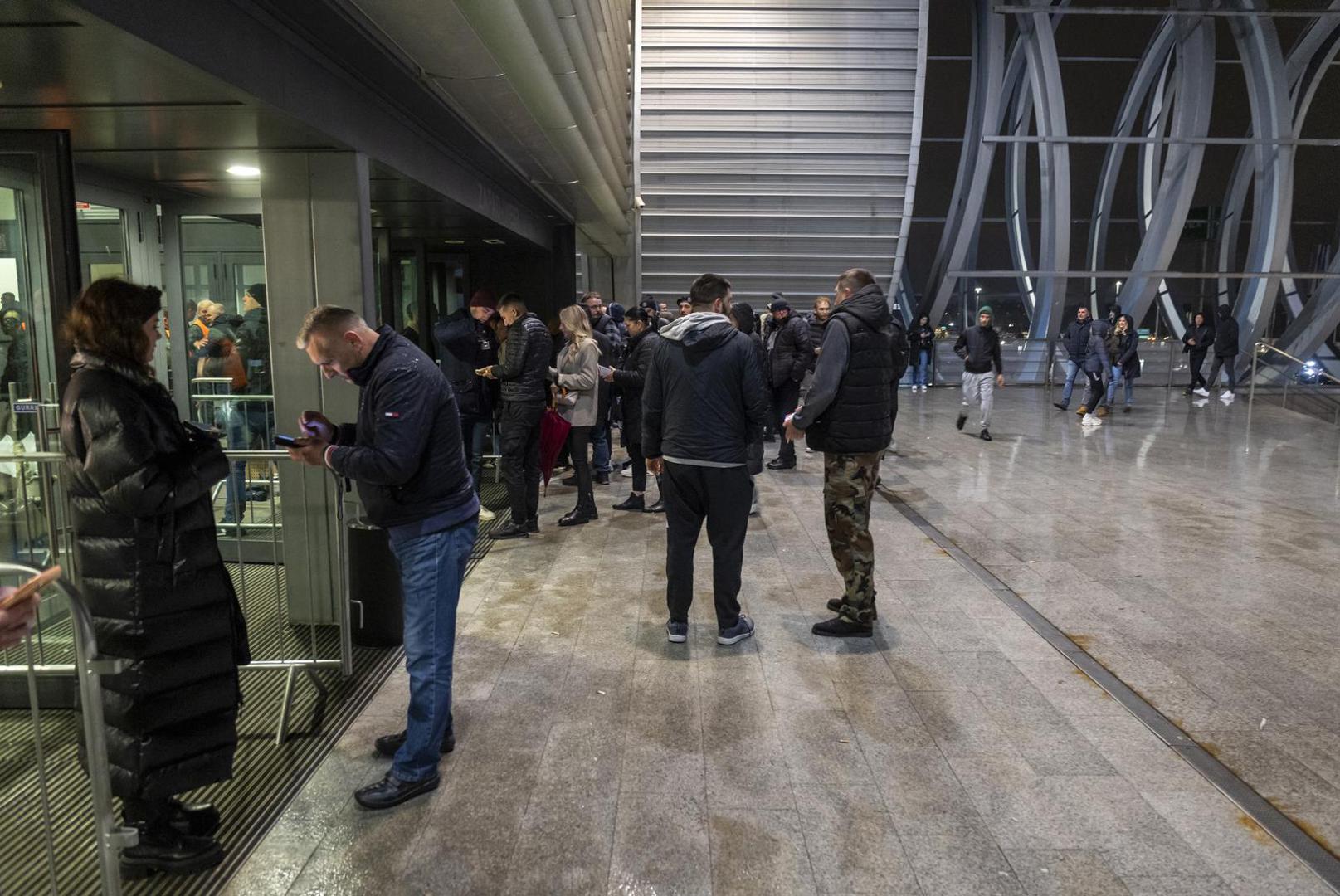 Glazbenik Marko Perković Thomson sinoć je u Osijeku održao prvi koncert u sklopu svoje dvoranske turneje.