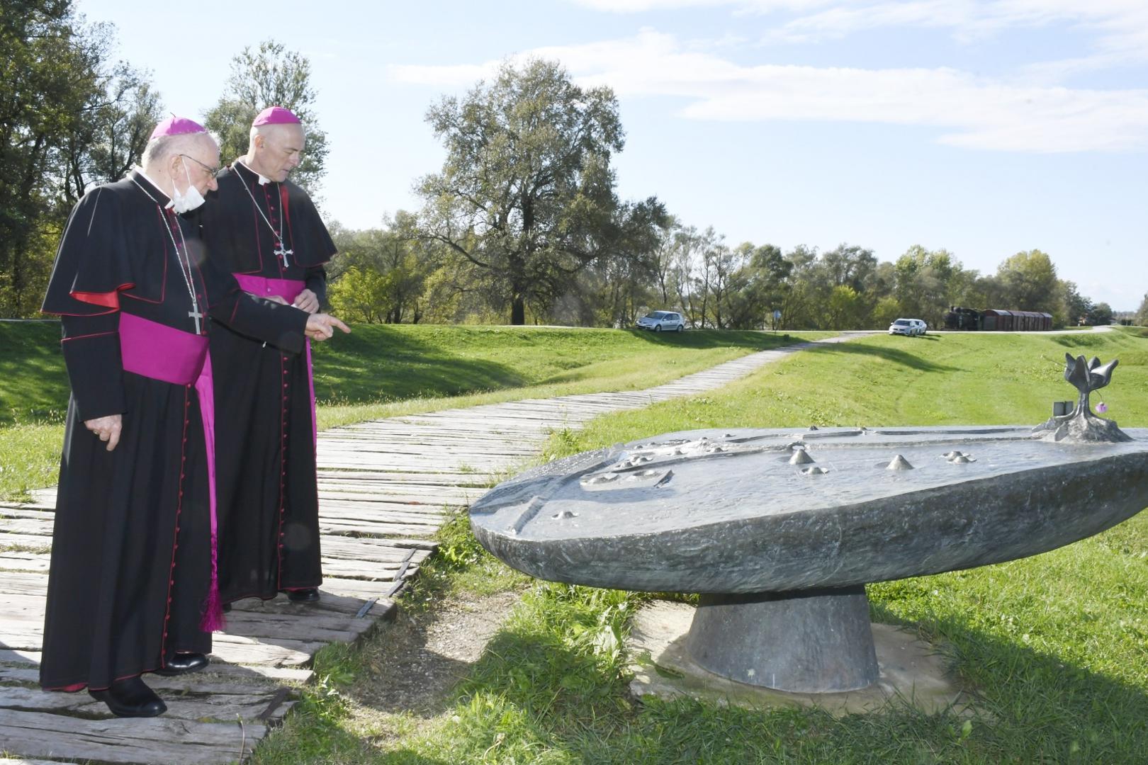 14.10.2020., Jasenovac - Apostolski nuncij u Republici Hrvatskoj nadbiskup Giorgio Lingua u sklopu posjete Pozeskoj biskupiji posjetio je i Jasenovac. Nuncij Lingua u pratnji pozeskog biskupa Antuna Skvorcevica pohodio je Jasenovac te u zupnoj crkvi Uznesenja BDM i sv. Nikole Biskupa predvodi0 molitvu za sve zrtve totalitarnih rezima 20. stoljeca koje su neduzno stradale u jasenovackom logoru i drugim mjestima. Na molitvi je sudjelovati i pakracko-slavonski episkop Jovan Culibrk. Nakon programa u jasenovackoj crkvi, nuncija i biskupa Skvorcevica je u jasenovackom manastiru primio episkop Jovan.Photo: Nikola Cutuk/PIXSELL