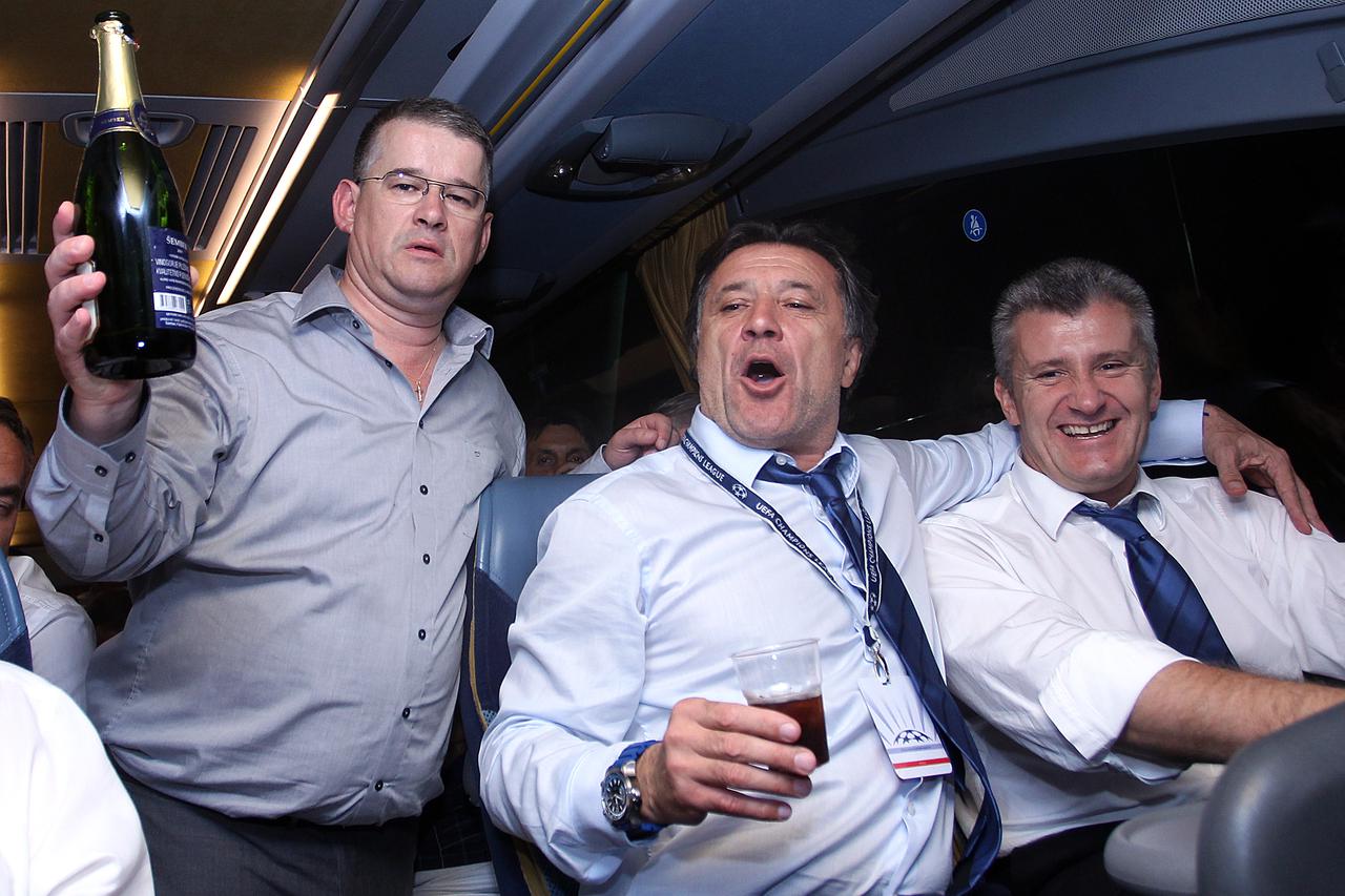 Maribor: Delegacija HNS-a i Dinama slavila u autobusu uz šampanjac