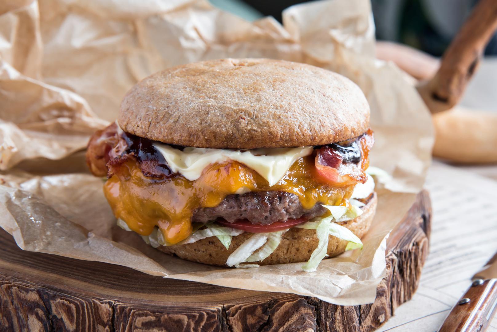 Škorpion (23. listopada - 21. studenog): Juicy Lucy - Škorpioni vole intenzivne i tajnovite okuse. Rodriguez preporučuje Juicy Lucy burger punjen rastopljenim sirom. ‘Ovaj burger otkriva slojeve okusa, slično kao što Škorpioni otkrivaju svoje slojeve osobnosti’, kaže ona.