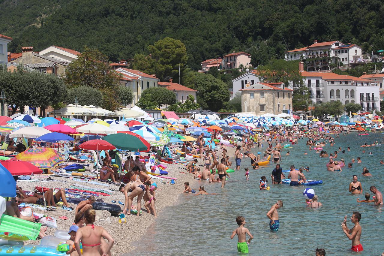 Mošćenička Draga: Spas od vrućina brojni turisti potražili na plaži