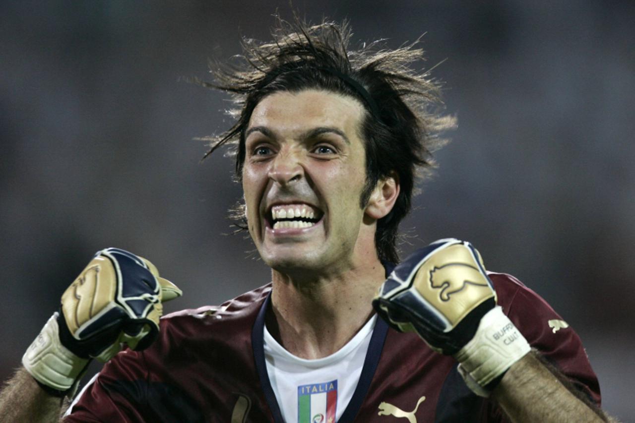 'Italy\'s Gianluigi Buffon celebrates after their World Cup 2006 semi-final soccer match against Germany in Dortmund July 4, 2006.  FIFA RESTRICTION - NO MOBILE USE    REUTERS/Tony Gentile (GERMANY)'