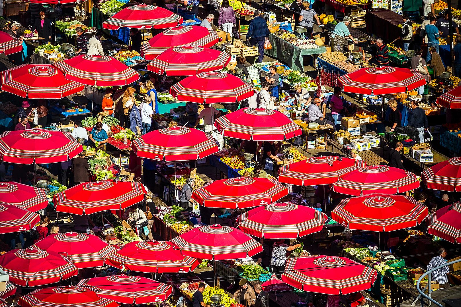 Atrakrivni crveni suncobrani na najpopularnijoj zagrebačkoj tržnici