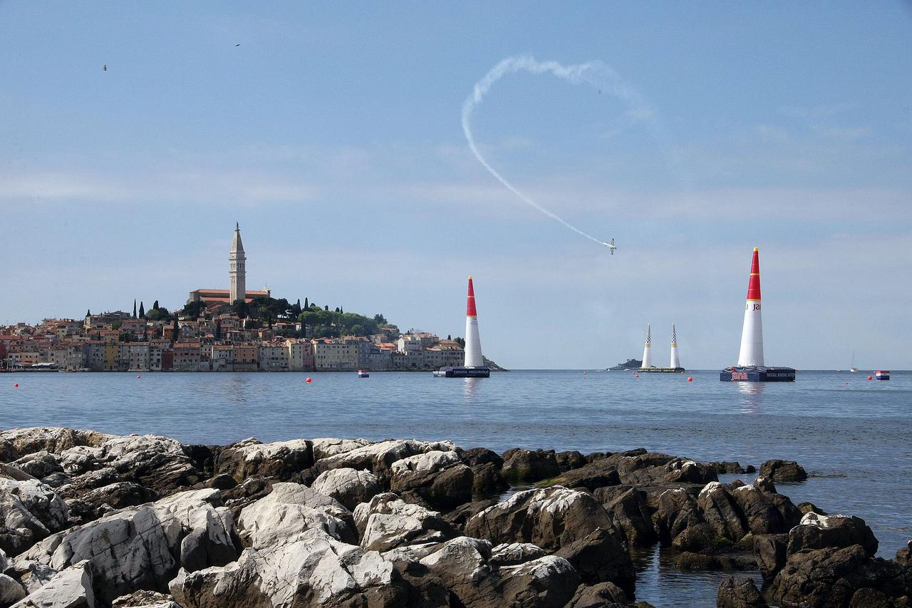 11.04.2014., Rovinj - Red Bull Air Race, piloti tijekom zahtjevnog treninga za utrku koja ce se odrzati vikend. Photo: Dusko Marusic/PIXSELL