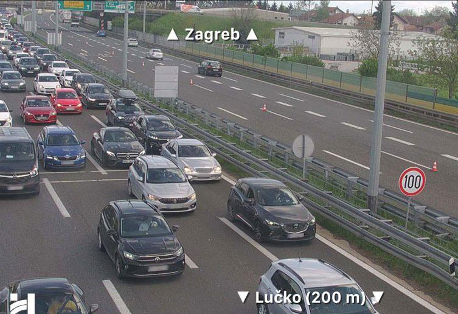Naša redakcija zaprimila je brojne dojave čitatelja o ogormnim gužvama. “Kaos je na Lučkom, čekamo već pola sata da prođemo, sve stoji,” javlja jedan čitatelj. 