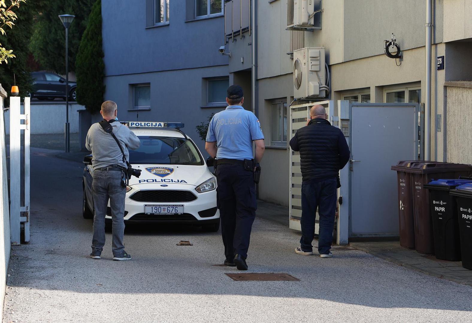 25.09.2021., Zagreb - Policija obavlja ocevid ispred zgrade u Mlinovima, u kojoj je nocas ubijeno troje ljudi. Photo: Marko Prpic/PIXSELL