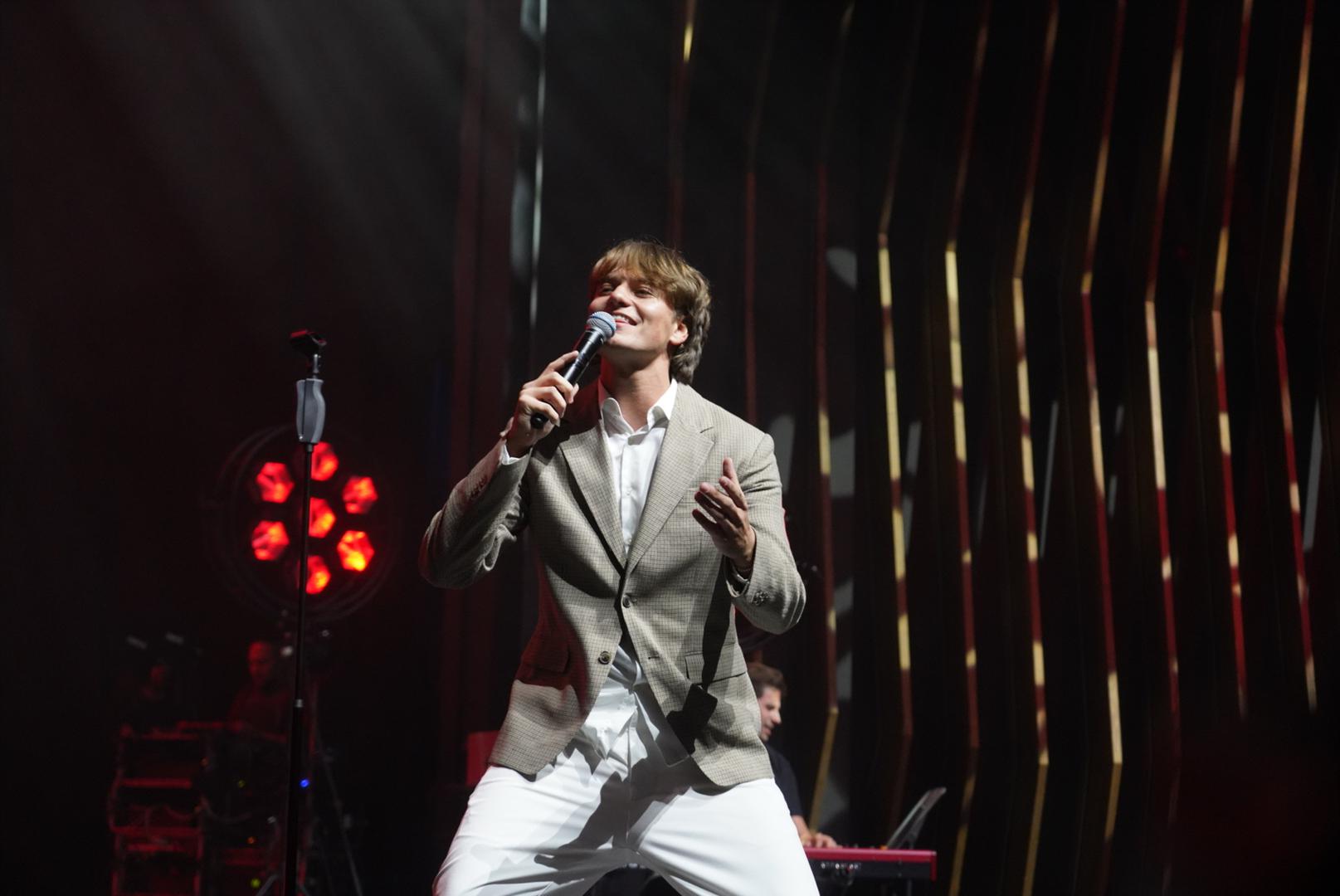  Tada je izvedbom “Bohemian Rhapsody” skupine Queen osvojio žiri i gledatelje, a Maja Šuput mu je tada predvidjela veliku budućnost i popularnost među publikom, rekavši mu uz osmijeh da će “djevojke vrištati za njim”.