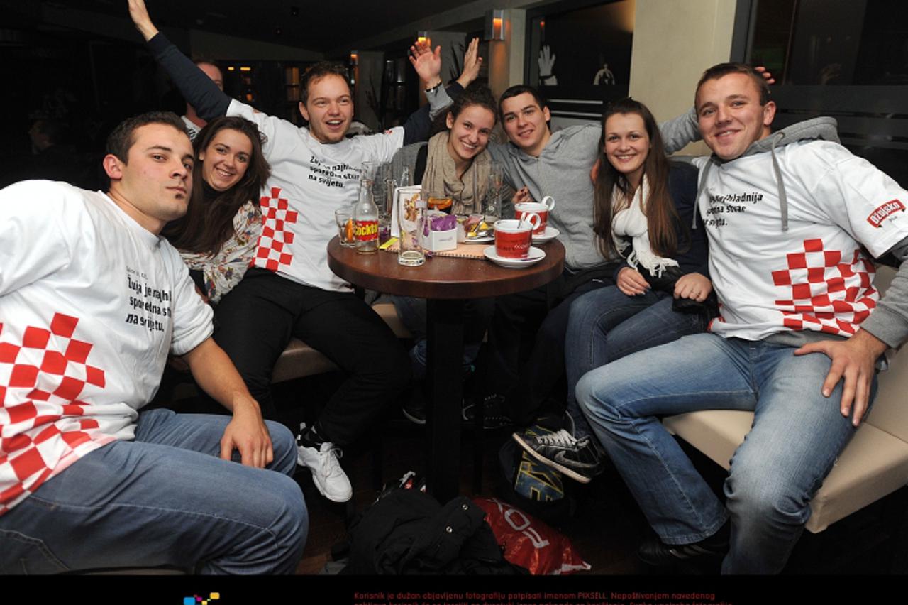 '11.11.2011., Zagreb - Navijaci u Caffe Clubu History u Tkalcicevoj ulici gledaju nastup hrvatske nogometne reprezentacije u utakmicu protiv Turske na dodatnim kvalifikacijama za odlazak na Euro 2012.
