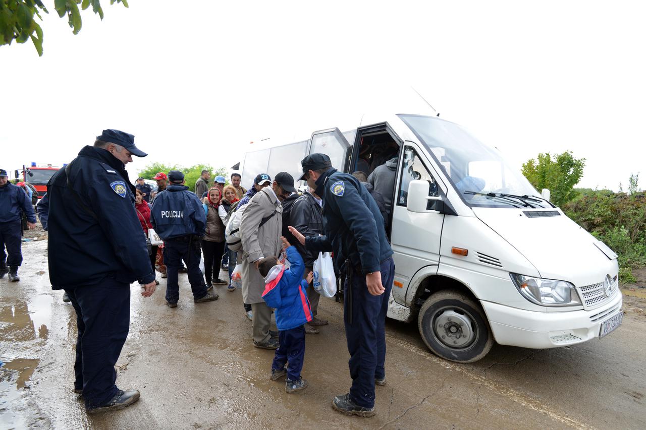kombi, izbjeglice, policija