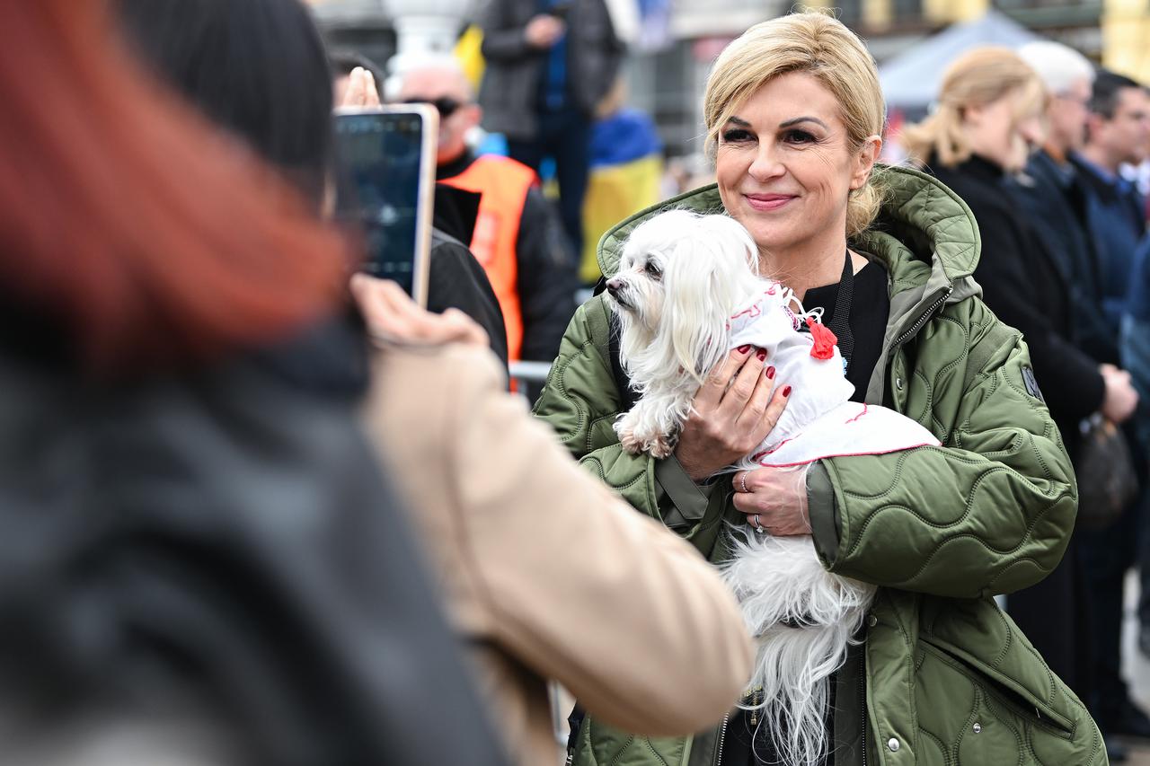 Zagreb: Kolinda Grabar Kitarović fotografirala se s prolaznicima na trgu