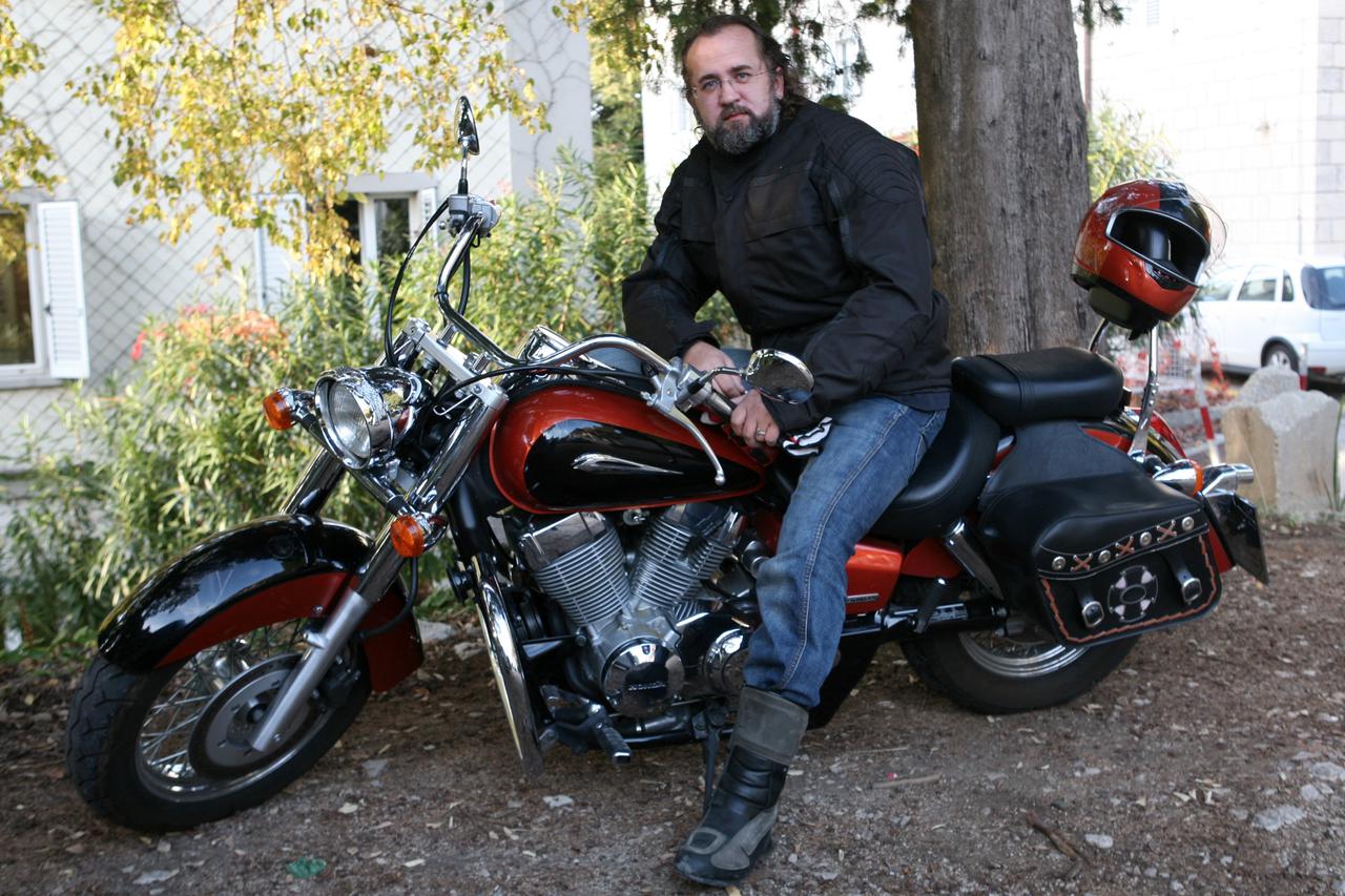 Osim što vozi motor, Sinanović ima crni pojas u karateu, tetovaže po tijelu...