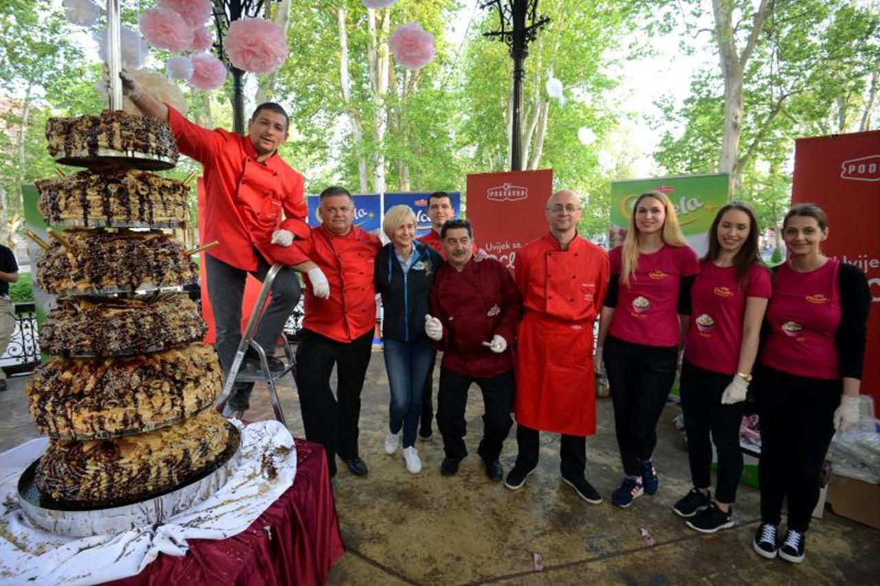  Podravkini kuhari na Festivalu slastica napravili tortu od 2000 palačinki