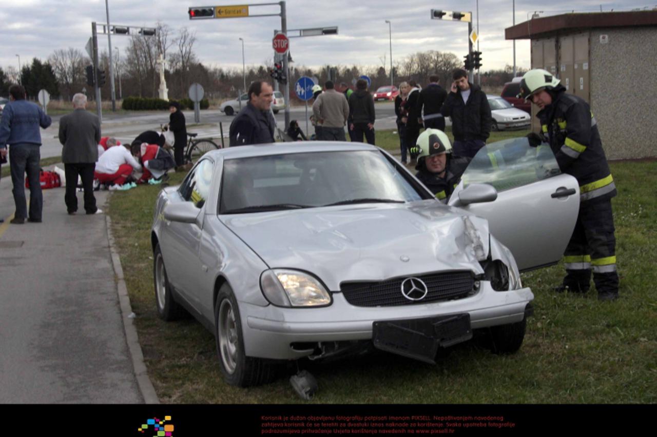 '10.01.2012., Cakovec - Prometna nesreca na juznoj zaobilaznici Cakovca, gdje je muskarac u Mercedesu naletio na baku i njene dvije unuke. Dvije osobe prevezene su u Zupanijsku bolnicu Cakovec. Photo:
