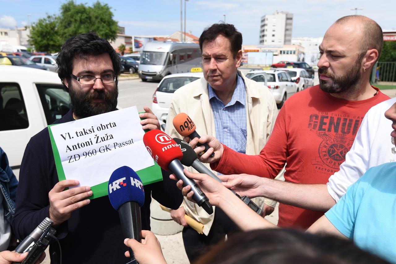 26.05.2015., Zadar - Sindikalni predstavnici zadarskih taksista upozorili su na sve cesce slucajeve prevare stranih drzavljana prilikom koristenja taksi usluga. Svjedocio je i jedan od prevarenih gostiju. Prevareni turist zapisao je registarske oznake voz