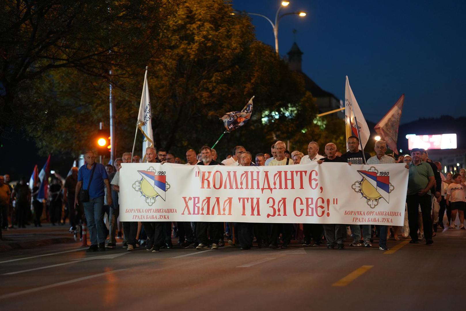 Okupljeni su se okupili na Trgu Krajine, odakle su krenuli prema Centralnom spomen-obilježju poginulim borcima.

