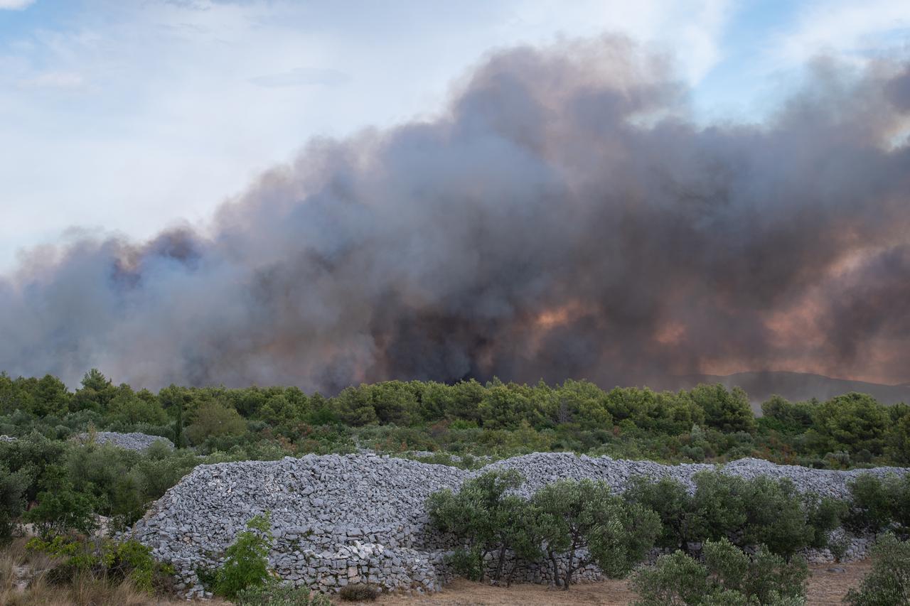 Buknuo požar kod Jadrije, kanaderi i vatrogasci na terenu