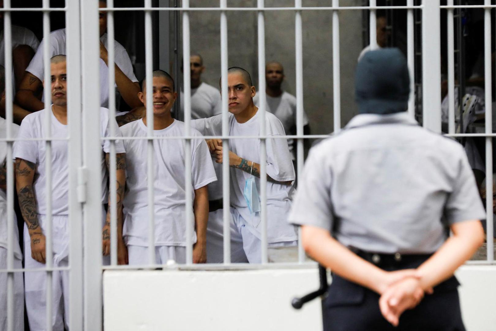 A warden watches inmates inside their cell, during a tour in the "Terrorism Confinement Center" (CECOT) complex, which according to El Salvador's President, Nayib Bukele, is designed to hold 40,000 inmates, in Tecoluca, El Salvador October 12, 2023. REUTERS/Jose Cabezas Photo: Jose CABEZAS/REUTERS