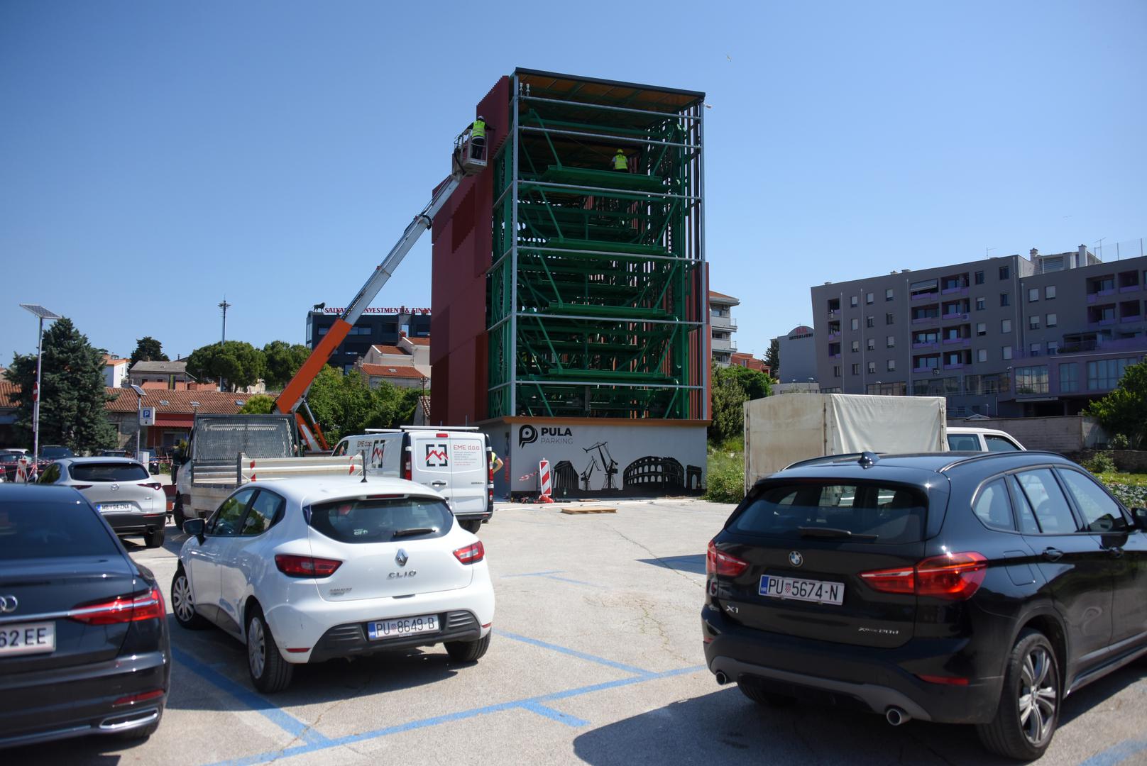 Na parkiralištu Marsovo polje 1 radnici trenutno uklanjaju konstrukcije automatizirane rotacijske garaže, projekta gradske tvrtke Pula parking koji je 2024. godine izazvao veliku pozornost javnosti. 