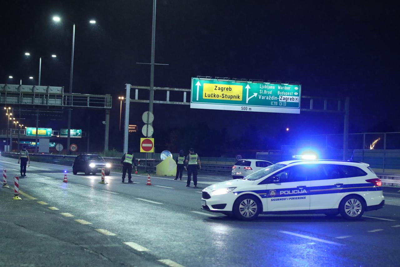 Zatvorena autocesta Zagreb - Karlovac u oba smjera, navijači se potukli s policijom