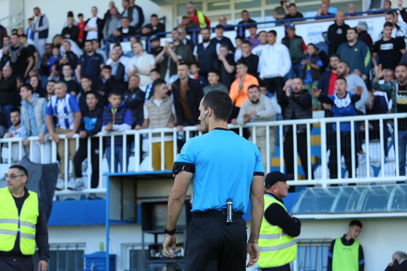 Mediji u Srbiji ovaj događaj opisuju kao "političku provokaciju" navijača Novog Pazara nakon što je Opća Skupština UN-a usvojila rezoluciju kojom se 11. srpnja proglašava Međunarodnim danom sjećanja na genocid u Srebrenici te osuđuje negiranje genocida i veličanje osuđenika za ratne zločine