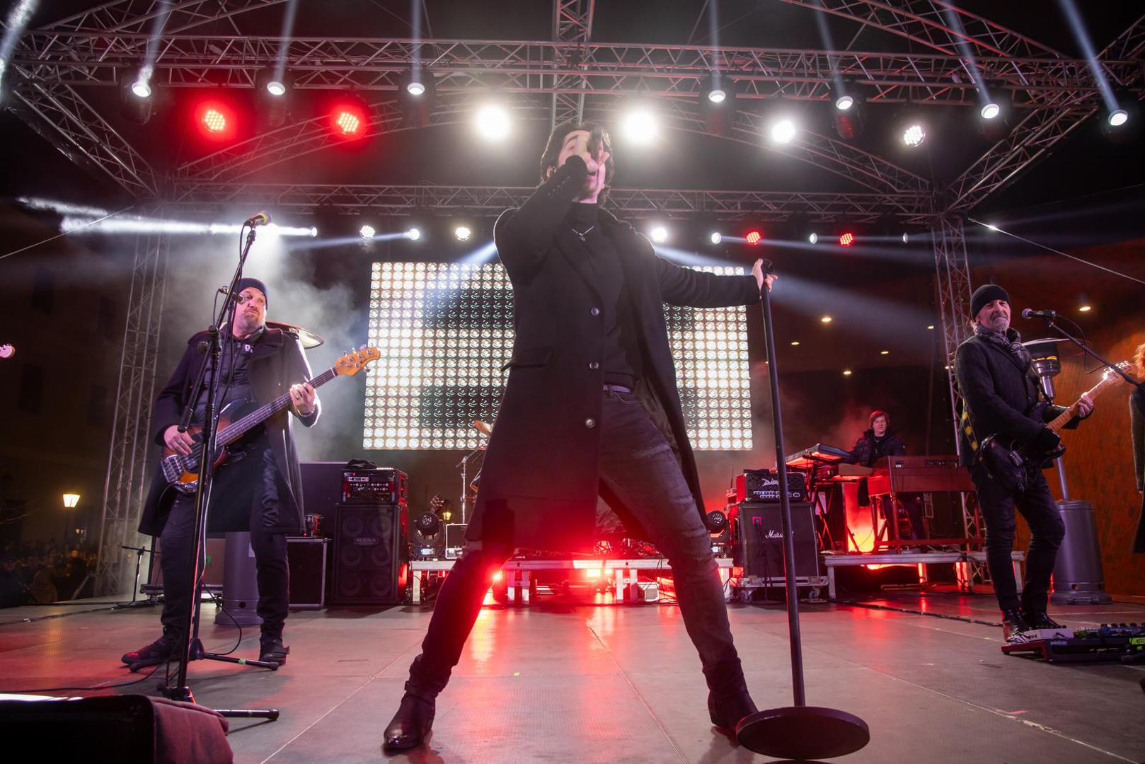 Brojni Osječani na Tvrđi zabavljali su se uz svevremenske hitove Parnog valjka