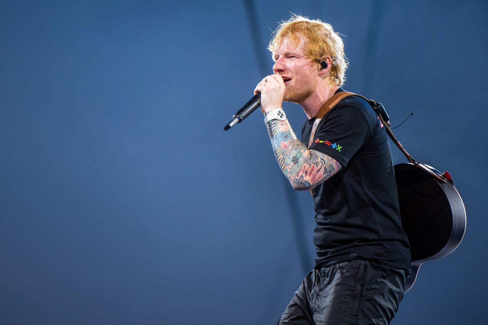 Poseban gost na koncertu bio je Calum Scott, koji je uz našeg Dinu Jelusića nastupio kao predgrupa. Izveli su Calumovu pjesmu "You Are The Reason". Naravno, pred kraj koncerta uslijedili su najveći hitovi. 