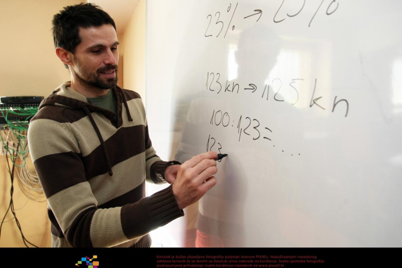 '26.01.2012.Zagreb -  Heinzelova 55, Veterinarski fakultet. Matematicari Toni Milun i Nikola Mujdzic koji ce obajsniti  krivo racunanje povecanja cijena koje ce trgovci napraviti ako PDV poraste.Photo
