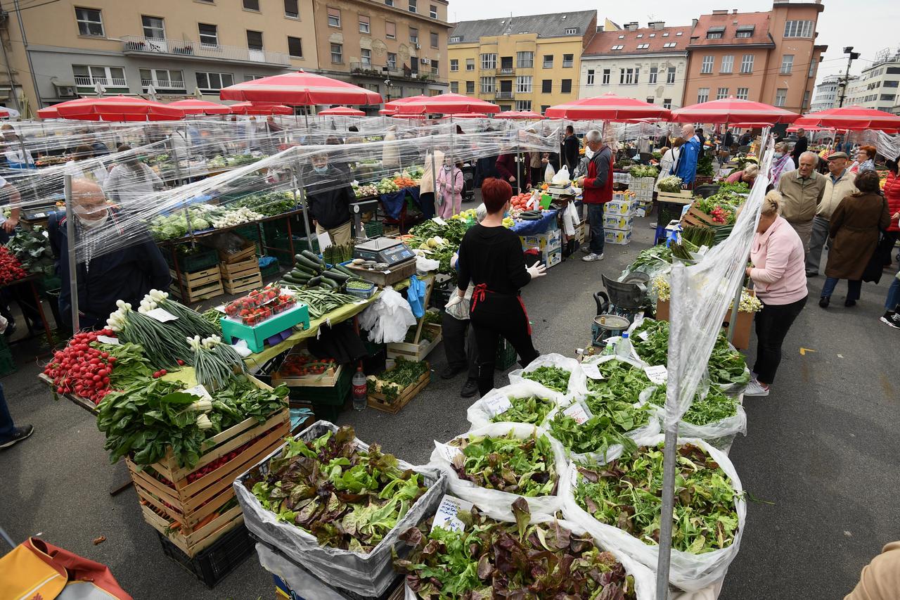 Zagreb: Ponuda voća i povrca na trznici Dolac