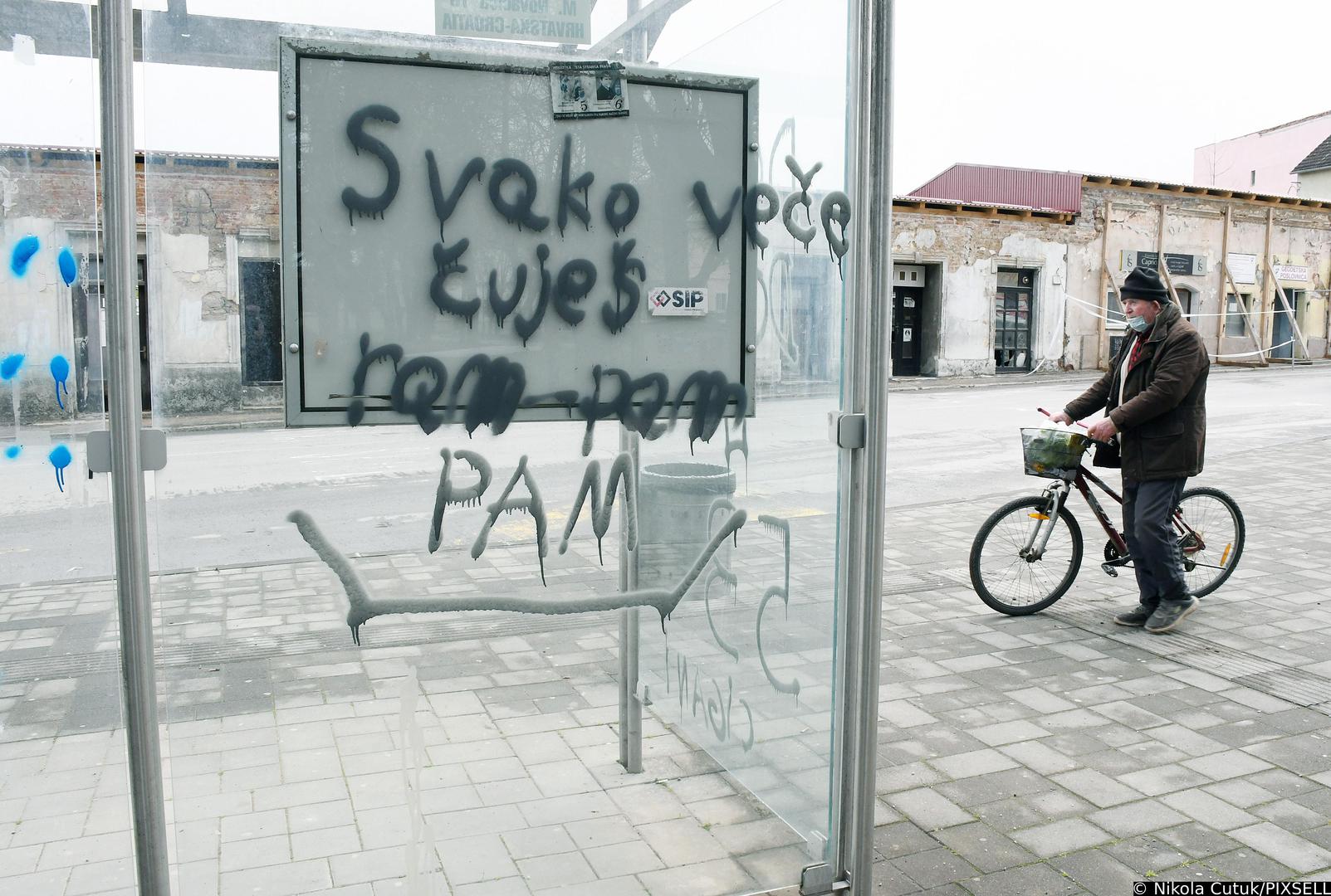 07.04.2022.,Petrinja - Ovih dana u centru Petrinje, na proceljima ostecenih poslovnih prostora i stambenih objekata koji nisu u uporabi nakon potresa, nepoznati pocinitelj ili vise njih je sprejem ispisao razne crteze i natpise. Policija provodi kriminalisticko istrazivanje s ciljem otkrivanja pocinitelja ovog vandalskog cina. Photo: Nikola Cutuk/PIXSELL