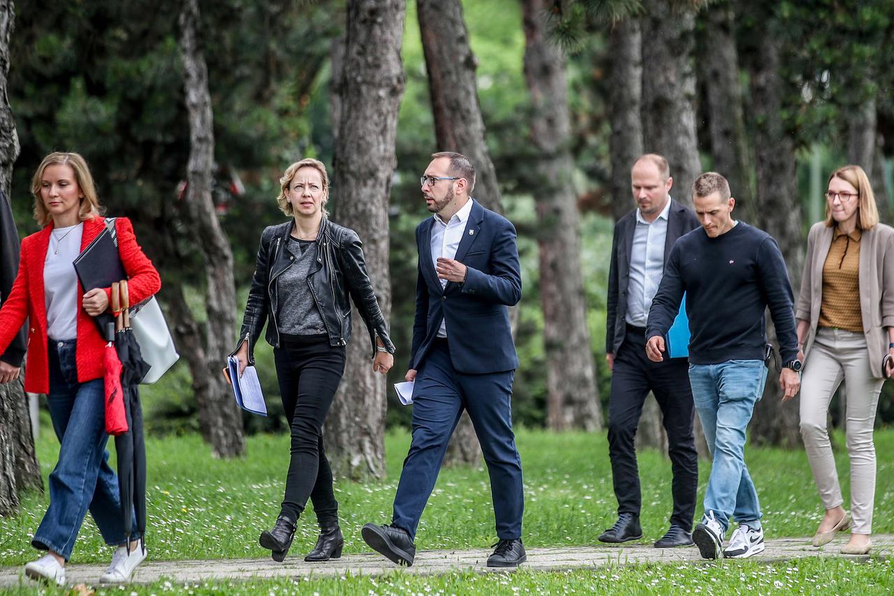 Zagreb: Gradonačelnik sa suradnicima obišao gradilište Paromlin gdje će se graditi Gradska knjižnica