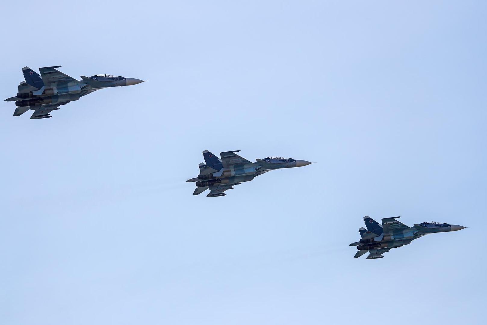 Moskva raspolaže s 1.320.000 aktivnih pripadnika i pričuvom od 3.570.000 vojnika, uz obrambeni proračun od 126 milijardi dolara. Ruski strateški odvraćajući kapacitet utemeljen na tisućama nuklearnih bojevih glava i nizu interkontinentalnih balističkih projektila, uključujući Sarmat ICBM  daje joj geopolitičku težinu koju je njezina konvencionalna izvedba u Ukrajini na neki način dovela u pitanje.