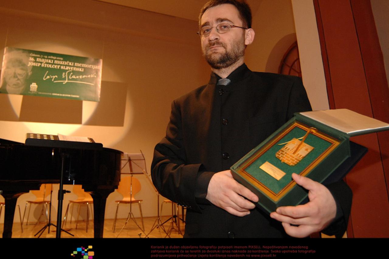 '15.05.09., Cakovec, Hrvatska - Zavrsen Majski muzicki memorijal 2009. Laureat Vjesnikove nagrade Kresimir Seletkovic s grbom grada Cakovca. Na zavrsnoj veceri nastupio je i Henrik Simunkovic. Photo: 