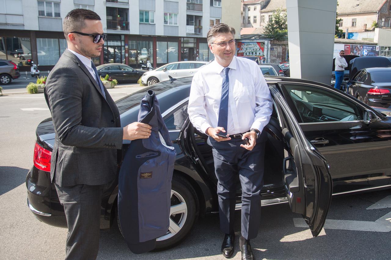 Andrej Plenković popio kavu s članovima osječkog HDZ-a