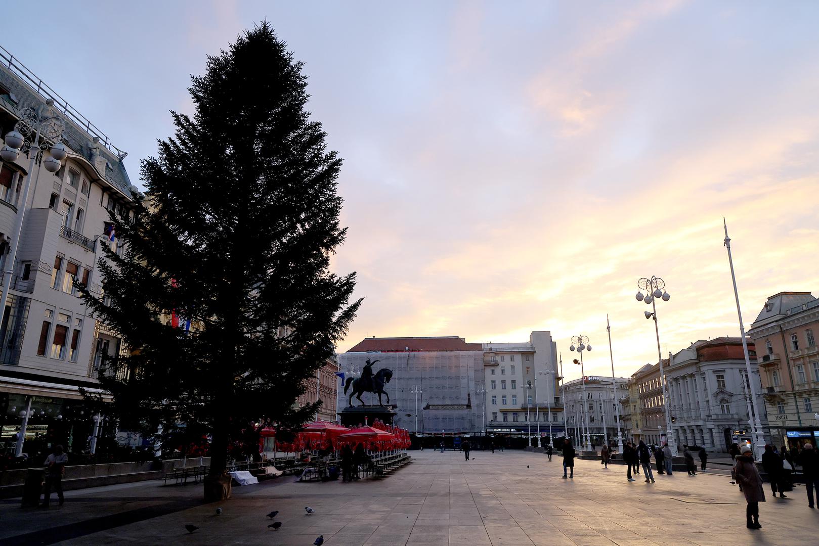 Ovogodišnja jelka dolazi iz dvorišta obitelji Juratovac, a visoka je 18 metara. 